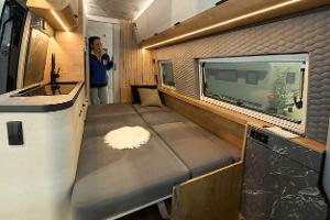 VW-Crafter-Bus mit Bettsofa und Bad