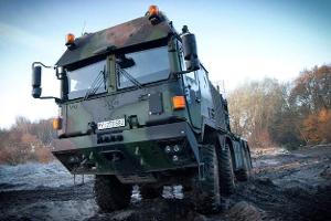 Bundeswehr-Straße durch den Wacken-Matsch