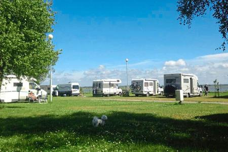 Campingplatz, Baum, Wiese, Caravans, Himmel, Wolken