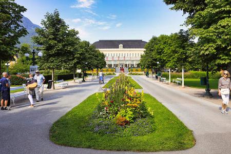 Kurpark, Rasen, Blumen, BŠume, Menschen, Haus, Himmel
