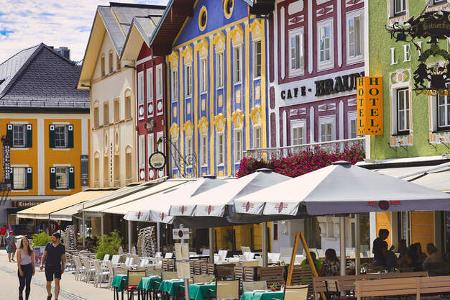 Marktplatz, HŠuser, Tische, Schirme, Menschen, Himmel