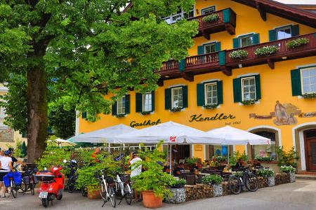 Gasthof, Tische, Schirme, BŠume, Menschen