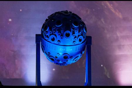Eine Projektion des Weltraums mit Sternen und Planeten an der Kuppel des Zeiss-Planetariums in Jena.