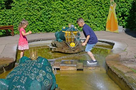 Wasserspielplatz, Kinder, Frosch, Hecke