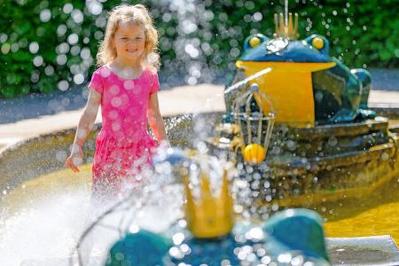 Wasserspielplatz, Kind, Frosch, Hecke