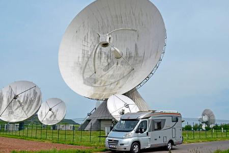 Van, SatelitenschŸsseln, Rasen, Himmel