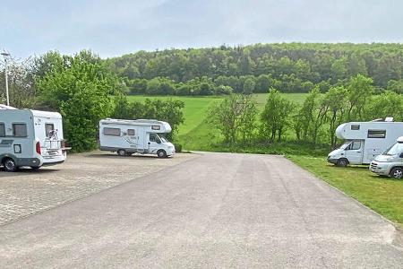 Stellplatz, Rasen, Caravans, BŠume, Himmel
