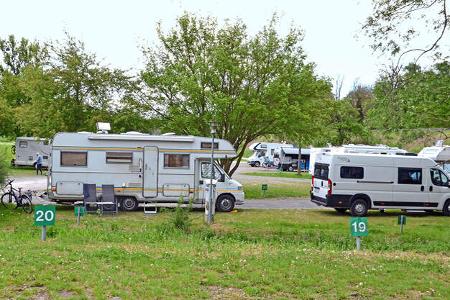 Stellplatz, Rasen, Caravans, BŠume, Himmel