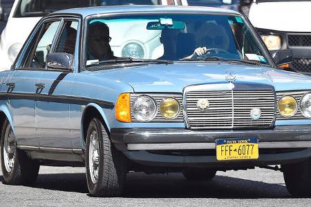 Lady Gaga Mercedes W 123 Labrador Blau
