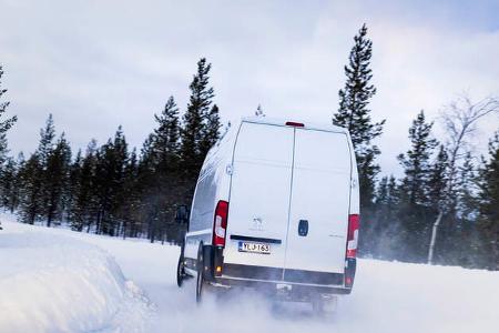 Testfahrzeug, Winterlandschaft, NadelbŠume, Himmel