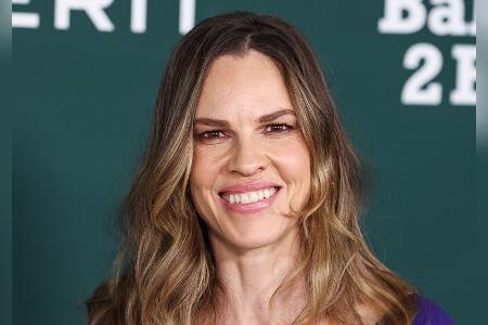 Mit 50 Mutter von kleinen Zwillingen: Hilary Swank fühlt sich Mit 50 Mutter von kleinen Zwillingen: Hilary Swank fühlt sich