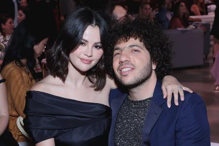 Selena Gomez und Benny Blanco teilen Knutschfoto nach den Feiertagen Selena Gomez und Benny Blanco teilen Knutschfoto nach den Feiertagen
