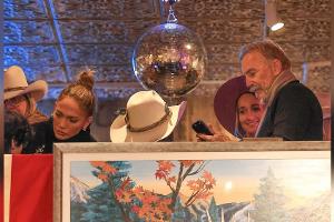 Jennifer Lopez und Kevin Costner treffen sich im Luxus-Skiort Aspen
