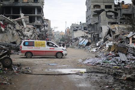 Krankenwagen in der Trümmerwüste von Beit Lahia im Norden des Gazastreifens. (Archivbild)