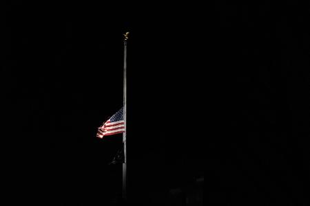 Die amerikanische Flagge am Weißen Haus weht auf halbmast für den verstorbenen Präsidenten Carter. Die amerikanische Flagge am Weißen Haus weht auf halbmast für den verstorbenen Präsidenten Carter.