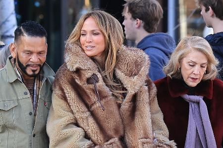 Jennifer Lopez blickt selbstbewusst auf 2024 zurück Jennifer Lopez blickt selbstbewusst auf 2024 zurück