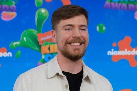 YouTuber MrBeast hat sich mit Partnerin Thea Booysen verlobt YouTuber MrBeast hat sich mit Partnerin Thea Booysen verlobt