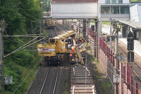 Bereits im vergangenen Jahr wurde an der Bahnstrecke zwischen Berlin und Hamburg gebaut. (Archivbild) Bereits im vergangenen Jahr wurde an der Bahnstrecke zwischen Berlin und Hamburg gebaut. (Archivbild)