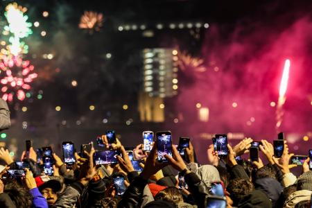 Silvester in Düsseldorf - und Tausende Menschen am Rheinufer filmen mit.