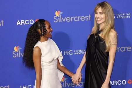 Fröhlicher Red-Carpet-Auftritt von Angelina Jolie und Tochter Zahara Fröhlicher Red-Carpet-Auftritt von Angelina Jolie und Tochter Zahara