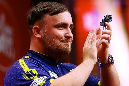 Darts-Weltmeister Luke Littler würdigt Messi mit Pokal-Schnappschuss Darts-Weltmeister Luke Littler würdigt Messi mit Pokal-Schnappschuss