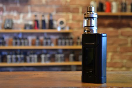 Vape steht auf einer Theke in einem Vape-Shop