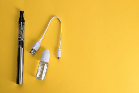 Wiederverwertbare E-Zigarette mit Ladekabel und Liquidflasche