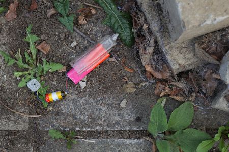 Einweg-Vape-Müll liegt in der Natur
