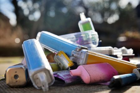 Haufen von Einweg-Vapes-Müll.