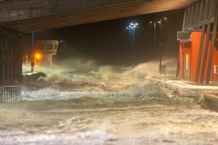 Kurzfristig erobert die Nordsee den Anleger eines Fährhafens.