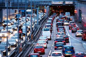43 Stunden Stau: Warum Pendler immer länger warten müssen