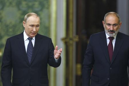 Das Verhältnis zwischen Kremlchef Wladimir Putin und Armeniens Premier Nikol Paschinjan gilt als gespannt. (Archivbild) Das Verhältnis zwischen Kremlchef Wladimir Putin und Armeniens Premier Nikol Paschinjan gilt als gespannt. (Archivbild)
