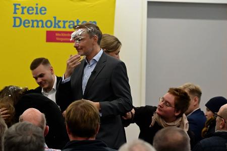 Der FDP-Vorsitzende Christian Lindner wurde mit Schaum beworfen. 