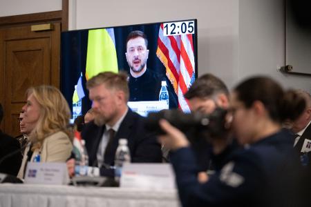Für den ukrainischen Präsidenten Selenskyj ist es wichtig, dass die ausländische Militärhilfe weitergeht. Für den ukrainischen Präsidenten Selenskyj ist es wichtig, dass die ausländische Militärhilfe weitergeht.