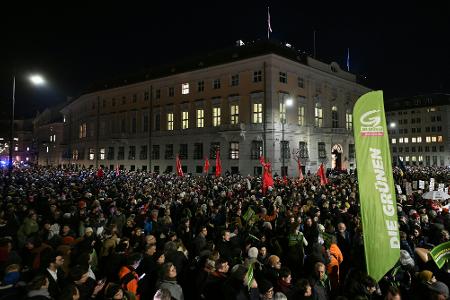 Tausende versammelten sich vor dem Kanzleramt.