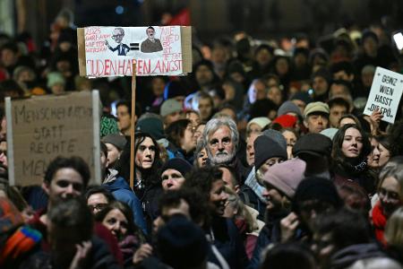Dutzende zivilgesellschaftliche Organisationen riefen zu der Kundgebung auf. Dutzende zivilgesellschaftliche Organisationen riefen zu der Kundgebung auf.