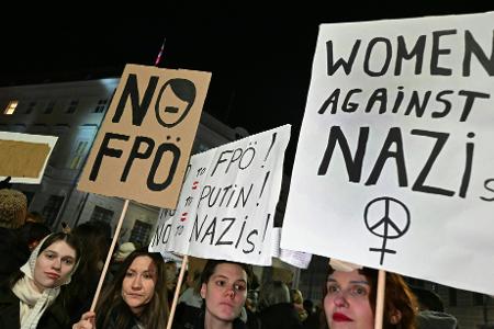 Teilnehmerinnen warnen vor der russlandfreundlichen und rechten Politik der FPÖ.