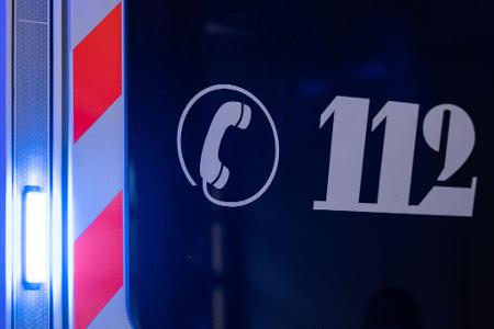 Nicht wegschauen: Ist eine Person nicht mehr ansprechbar oder wirklich stark unterkühlt, ist das ein Fall für den Notruf 112. 
