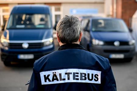 Ist eine unterkühlte Person ansprechbar, kann nach Absprache ein Anruf bei der örtlichen Kältehilfe sinnvoll sein. Ist eine unterkühlte Person ansprechbar, kann nach Absprache ein Anruf bei der örtlichen Kältehilfe sinnvoll sein.