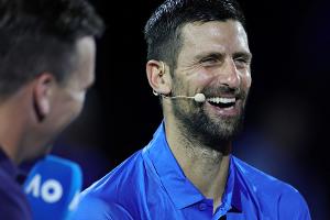 Stargast in der letzten Reihe: Djokovic "crasht" Zverev-PK