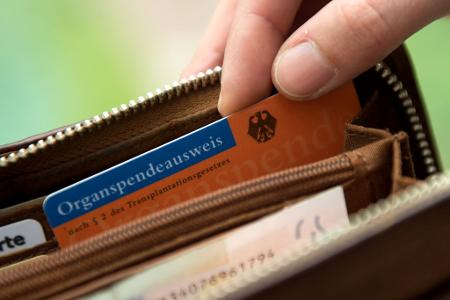 Der Organspendeausweis ist in Apotheken, Arztpraxen oder online als PDF erhältlich. Der Organspendeausweis ist in Apotheken, Arztpraxen oder online als PDF erhältlich.