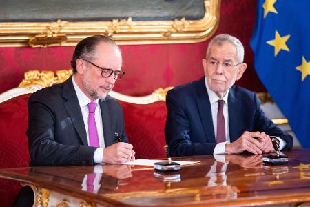 Schallenberg (l.) wurde 2019 Außenminister - und ist damit der dienstälteste Minister im Kabinett. Schallenberg (l.) wurde 2019 Außenminister - und ist damit der dienstälteste Minister im Kabinett.