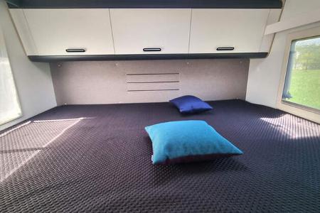 Das Doppelbett für zwei Erwachsene.