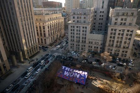 Unterstützer Trumps versammelten sich vor dem Gerichtsgebäude in New York. 