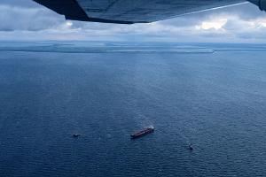 Wegen Sturms zusätzliche Schiffe auf dem Weg zu Öltanker