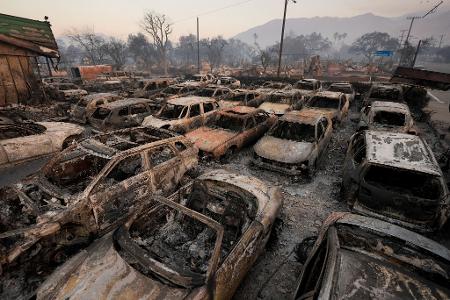 Das verkohlte Inventar eines Autohändlers in Altadena. 
