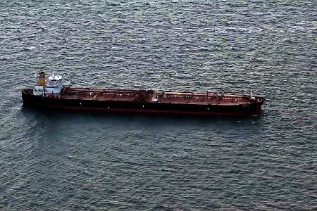 Der manövrierunfähige Öltanker 