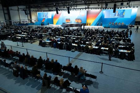Stundenlang wird auf dem AfD-Parteitag über das Programm zur Bundestagswahl debattiert. Stundenlang wird auf dem AfD-Parteitag über das Programm zur Bundestagswahl debattiert.
