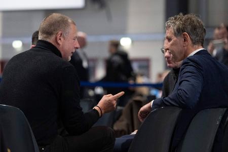 Höcke unterhält sich im Gästebereich der Parteitagshalle in Riesa mit Götz Kubitschek (r.), Verleger, Publizist und politischer Aktivist der Neuen Rechten.