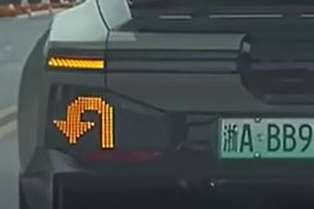 HiPhi Z mit U-Turn-Blinker im chinesischen Straßenverkehr. HiPhi Z mit U-Turn-Blinker im chinesischen Straßenverkehr.